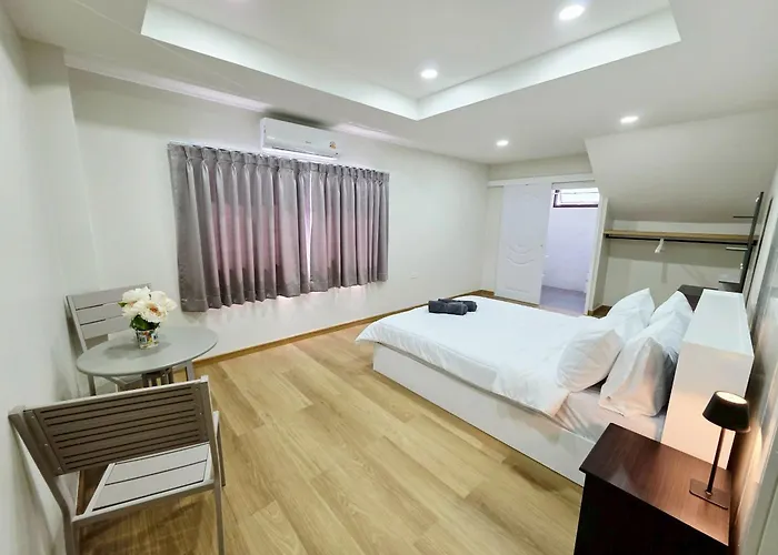 Hostel M-well House *